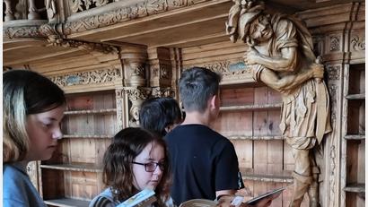 Bild: Martina Zanner
Die Jugendlichen aus Deutschland und Tschechien bei ihrer Erkundungstour durch die Bibliothek.