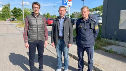 Bild: Bild Andreas Hofmeister
Von links: Dominik Fischer vom Ordnungsamt der Stadt Schwandorf, Bürgermeister Andreas Wopperer und Polizeihauptmeister Florian Herrmann von der Polizeiinspektion Schwandorf vor dem Schild, das auf das nächtliche Parkverbot hinweisen soll.