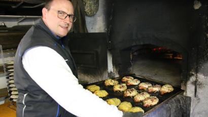 Bild: Stefan Neidl
Bäckermeister Florian Pappenberger zauberte allerhand Leckereien aus dem Backofen.