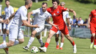 Bild: Ziegler
DJK-Spielführer Timo Kohler am Ball: Der DJK Gebenbach reichte in einem kuriosen Relegationsspiel ein 1:1 gegen die SpVgg Unterhaching II zum Bayernliga-Klassenerhalt. Kurios, weil Gebenbach drei Platzverweise kassierte.