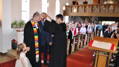 Bild: Thomas Dobler  
Die evangelische Dekanin Ulrike Dittmar segnet das Ehepaar Heidi und Werner Gentzwein (hier mit Enkelin) und entpflichtet Heidi Gentzwein von ihrer Aufgabe als Pfarrerin.