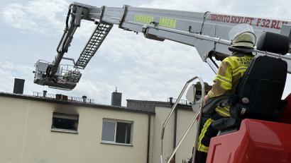 Bild: Stephan Huber
Nachdem die Feuerwehr den Brand im Dreifaltigkeitsviertel gelöscht hatte, öffnete sie mithilfe ihres Teleskopgelenkmastfahrzeugs das Dach des Hauses, um zu prüfen, ob die Dachkonstruktion Schaden genommen hatte.