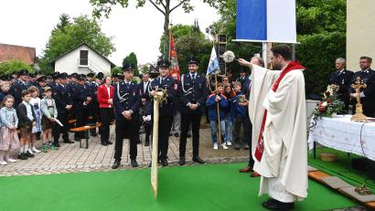 Bild: gf
Pfarrer Dominik Mitterer segnete im Rahmen eines feierlichen Gottesdienstes die restaurierte Fahne der Freiwilligen Feuerwehr Traßlberg.