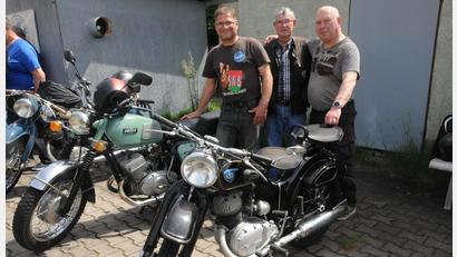 Bild: ge
Die Sachsen Steffen Schlosser (links) und Jens Bauer (rechts) trafen ihren alten Freund Hans Rahm aus Fichtelbrunn beim OVC wieder.