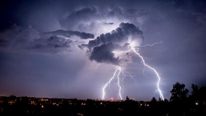 Symbolbild: Florian Gaertner/dpa-Zentralbild/dpa-tmn
Der Wetterdienst warnt in weiten Teilen der Oberpfalz vor möglichen schweren Gewittern.
