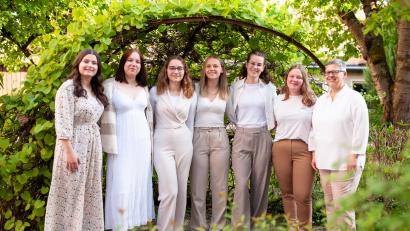 Bild: Hendrik Rosenboem
Das Gesangsensemble "Chapeau" der Dr.-Johanna-Decker-Schulen, von links: Johanna Weigl, Paula Brandel, Luisa Viehauser, Mia Ströhl, Carolin Ruppert, Maria Piehler und Musiklehrerin Regina Fibich-Wiesneth.