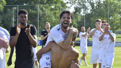 Bild: Hubert Ziegler
Die DJK Gebenbach feiert den Bayernliga-Klassenerhalt.