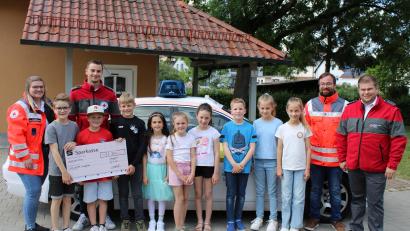 Bild: Anita Ries
Die BRK Bereitschaft Schmidgaden bekam von den Kommunionkindern eine Spende in Höhe von 770 Euro für ein Einsatzfahrzeug.