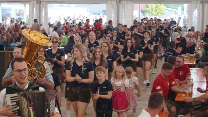 Bild: slh
Der Jubelverein und seine beiden Patenvereine zogen mit der Rüscherl Musi kurz vor 20 Uhr ins Eventzelt ein.