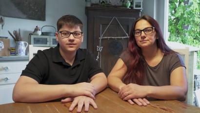 Bild: Petra Hartl
Michael Smith (hier mit seiner Mutter Tanja Smith) berichtete Oberpfalz-Medien in einem für ihn nervlich belastenden Interview, was ihm auf einer Schulung von anderen Lehrlingen angetan worden sein soll.