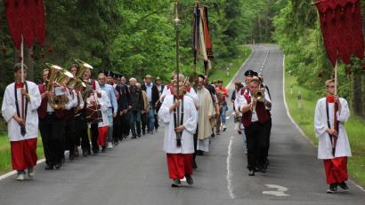 Bild: kro
Vor dem Gottesdienst fand ein kleiner Kirchenzug von der Panzen zur Köllergrün-Gedenkstätte statt.
