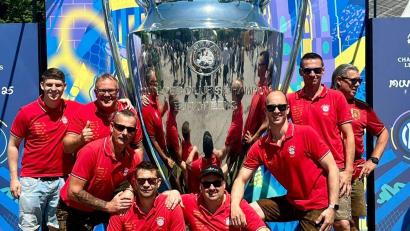 Bild: privat
Die Bayern-Fans aus Büchelkühn und Schwandorf vor dem Objekt der Begierde.