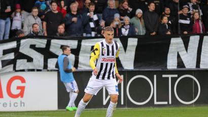 Archivbild: Albin Schuster/exb
Philipp Ziereis zieht das Linzer Trikot aus und wechselt nach Fürth.