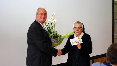 Bild: Matthias Flierl/exb
Peter Miltenberger, Gesamtleitung Regens Wagner Michelfeld, gratulierte Sr. Madlen Kolbrand zum 60. Professjubiläum.