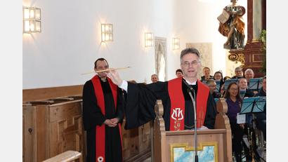 Bild: rpp
Mit dieser Pfeilhälfte wurde vor 50 jahren die Freundschaft zwischen der Kulmregion mit der Bibelschule von Mwika in Tansania begründet. Missionspfarrer Andreas Ruhs zeigte, dass sie bis heute in Ehren gehalten wird.