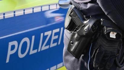 Bild: Bernd Weißbrod/dpa
Der 19-Jährige soll die Polizisten mit einer abgebrochenen Glasflasche bedroht haben. (Symbolbild)