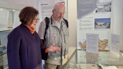 Bild: Liane Preininger
Zur Eröffnung der neuen Ausstellung im Heimat- und Handfeuerwaffenmuseum war Sieglinde Feuerabend (links) gekommen. Sie beantwortete gerne die Fragen der Besucher.