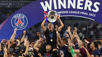 Bild: Christian Charisius/dpa
PSG- Trainer Luis Enrique jubelt mit dem Champions-League-Pokal.