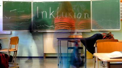 Symbolbild: Jonas Güttler/dpa
Laut einer Forsa-Umfrage kommt in Bayern die inklusive Unterrichtung von behinderten mit nicht behinderten Kindern nicht voran.