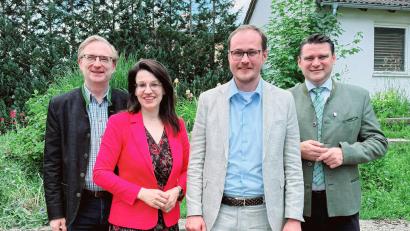 Bild: Jakob Scharf
MdL und CSU-Kreisvorsitzender Alexander Flierl (links), die Parlamentarische Staatssekretärin Martina Englhardt–Kopf (2.v.l.) und Landrat Thomas Ebeling (rechts) gratulieren dem neuen CSU-Kreistagsfraktionsvorsitzenden Tobias Ehrenfried.