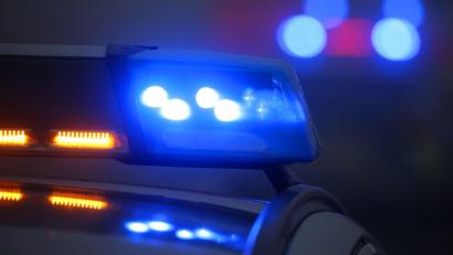 Symbolbild: Karl-Josef Hildenbrand/dpa
Ein 28-jähriger Autofahrer prallt bei Floß gegen einen Baum, der E-Call wird ausgelöst.