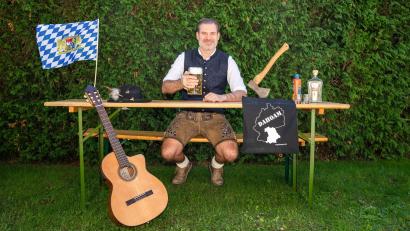 Bild: Bernd Schaffrath
Der bayerische Kabarettist Vogelmayer tritt am Sonntag, 06. Juli, mit seinem Kabarettprogramm beim Frühschoppen im Alten Pfarrhof in Nabburg auf.