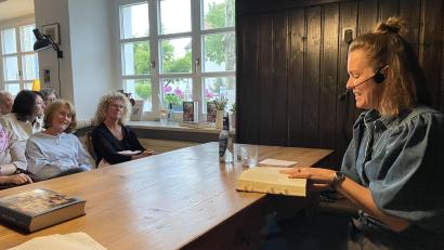 Bild: Karin Wilnauer
Regina Denk las vor begeisterten Fans im Buchcafé in Pfreimd.