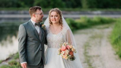 Bild: Manuel Hilgert/exb
Arthur Müller und Sarah Müller (geborene Schedl) schlossen in Freising den kirchlichen Bund der Ehe. Das Foto entstand im Anschluss am Stausee in Eching.