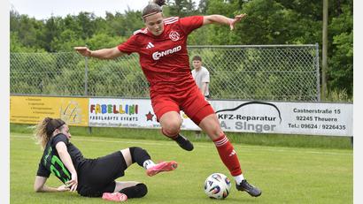 Bild: Hubert Ziegler
Da half auch dieser kraftvolle Einsatz nichts: Die Fußballfrauen des TSV Theuern (rote Trikots) verloren ihr Heimspiel gegen den TuS Bad Aibling mit 1:3.