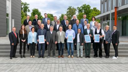 Bild: Fotostudio Daniel
Die ausgezeichneten Ausbilder aus Niederbayern und der Oberpfalz mit Regierungsrätin Stephanie Huber (1. Reihe, 2.v.li.), dem HWK-Vizepräsidenten Christian Läpple (1. Reihe, 1.v.li.) und Gerhard Ulm (1. Reihe, 2.v.re.) sowie HWK-Geschäftsführer Alexander Stahl (1. Reihe, 1.v.re.).