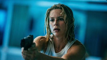 Bild: Sasha Ostrov /netflix/dpa
Gibt in „Exterritorial“ alles: Jeanne Goursaud spielt die Ex-Elitesoldatin Sara Wulf, die um ihren Sohn kämpft. (Foto: Netflix)