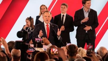 Bild: Czarek Sokolowski/AP/dpa
Der rechtskonservative Bewerber Nawrocki hat mit knapp 51 Prozent gesiegt.