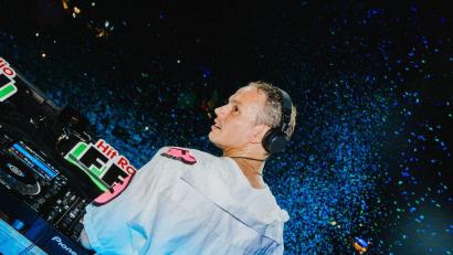Bild: Phil Hessler
DJ und Musikproduzent "Alle Farben" erobert nicht nur die Charts in Deutschland. Mittlerweile ist der 40-Jährige aus Berlin auf der ganzen Welt bekannt.