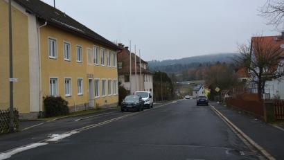 Archivbild: jr
Als erstes sollen die kommunalen Gebäude in Pechbrunn, wie das Rathaus (links) und die darunter liegende Grundschule, ans kommunale Wärmenetz angeschlossen werden, falls es so weit kommen sollte.