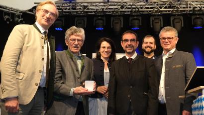 Bild: Hirsch
CSU-Fraktionsvorsitzender Klaus Holetschek (Dritter von rechts) überreichte Theo Männer (Zweiter von links) die Alois-Glück-Medaille. Dazu gratulierten MdL Alexander Flierl, MdB Martina Englhardt-Kopf, CSU-Ortsvorsitzender Thomas Straller und Bürgermeister Martin Birner (von links).