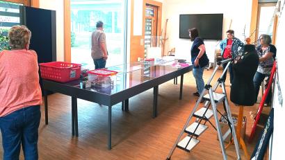 Bild: Sandra Klein
Am Sonntag wurde die Klöppelausstellung, die bis zum 20. Juni läuft, im Zächhaus in Schönsee aufgebaut.