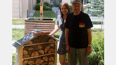 Bild: Elisabeth Herdegen
Elisabeth und Willi Herdegen mit dem Bienenhotel.
