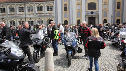 Bild: kro
Pfarrer Dr. Thomas Vogl segnete die abgestellten Motorräder sowie ihre Fahrer und Fahrerinnen.