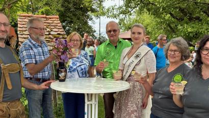 Bild: Fred Lehner
Holunderkönigin Barbara Hauer II machte nach der Landesgartenschau im Flosser Kreislehrgarten ihren ersten offiziellen Besuch. Bei einer Runde Hollergspritz'n hießen die Flosser sie Willkommen.