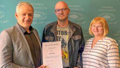 Bild: Lena Schedl, Landratsamt Tirschenreuth
Josef Schmid (Mitte) freut sich über die Ernennung zum Wespen- und Hornissenberater durch Landrat Roland Grillmeier (links) und Silvia Blei (Abteilung Naturschutz, Landratsamt).