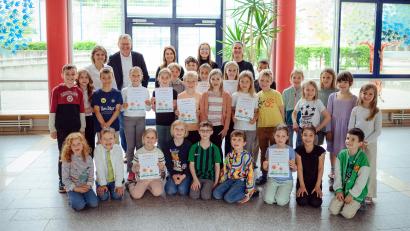 Bild: Mariana Honcharenko/ZV KVS Oberpfalz
Die Klassensprecher der „Zu-Fuß-zur-Schule“-Gewinner-Klassen der Max-Josef-Grundschule Amberg mit ihren Urkunden und den Offiziellen im Hintergrund.