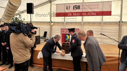 Bild: lei
Bevor es für Aiwanger auf die Bühne ging, musste er ein Fass Bier anzapfen.