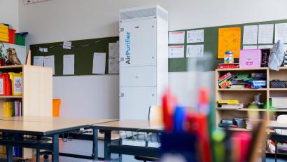 Symbolbild: Rolf Vennenbernd/dpa
Luftfiltergeräte stehen in einem Klassenraum einer Schule.