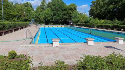 Bild: bsc
Bis zum Wochenende ist das Schwimmbecken auch mit Wasser gefüllt. Mitglieder des Förderkreises Freibad haben das 50 Meter lange Schwimmbecken mit blauer Farbe neu gestrichen.