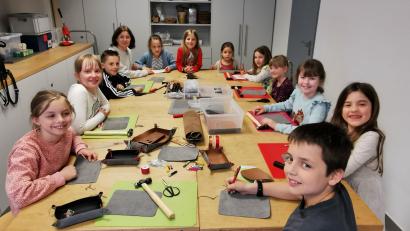 Bild: Portner
Museumspädagogisches Kinderprogramm mit Jeanette Ring im Museum Oberviechtach. Der Kurs "Leder-Ablagetablett" ist ausgebucht.