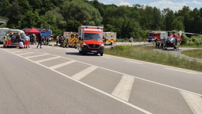 Bild: Hösamer
Bei einem Unfall an der Auffahrt zur Autobahn bei Fronberg (Stadt Schwandorf) ist am Samstag ein Mann getötet und eine Frau lebensgefährlich verletzt worden.