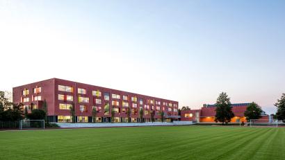 Symbolbild: Petra Kellner/exb
Die Neumarkter Polizei ist auf der Suche nach bislang Unbekannten, die auf der Sportbahn des Willibald-Gluck-Gymnasiums Hakenkreuze geformt haben.