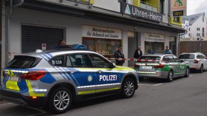 Bild: Kunz
Am 2. September 2017 wurde das Uhren- und Schmuckgeschäft Heinz in der Ringstraße in Weiden überfallen. Die Polizei war schnell vor Ort, weil sie an diesem Tag Wahlkundgebungen in der Altstadt begleitete. Am Dienstag begann die Hauptverhandlung gegen den einzigen noch nicht verurteilten mutmaßlichen Täter.