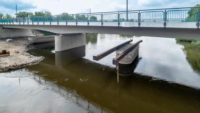 Bild: Hösamer
Die beiden noch stehenden Pfeiler der alten Naabbrücke werden bis zur Fluss-Sohle abgerissen.
