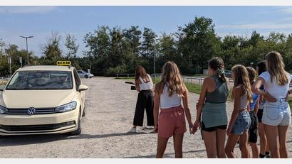 Bild: Susanne Ernst
Der Kreisjugendring wirbt mit einem Imagefilm für das Projekt "Fifty-Fifty-Taxi". Das Bild entstand bei den Drehaufnahmen.